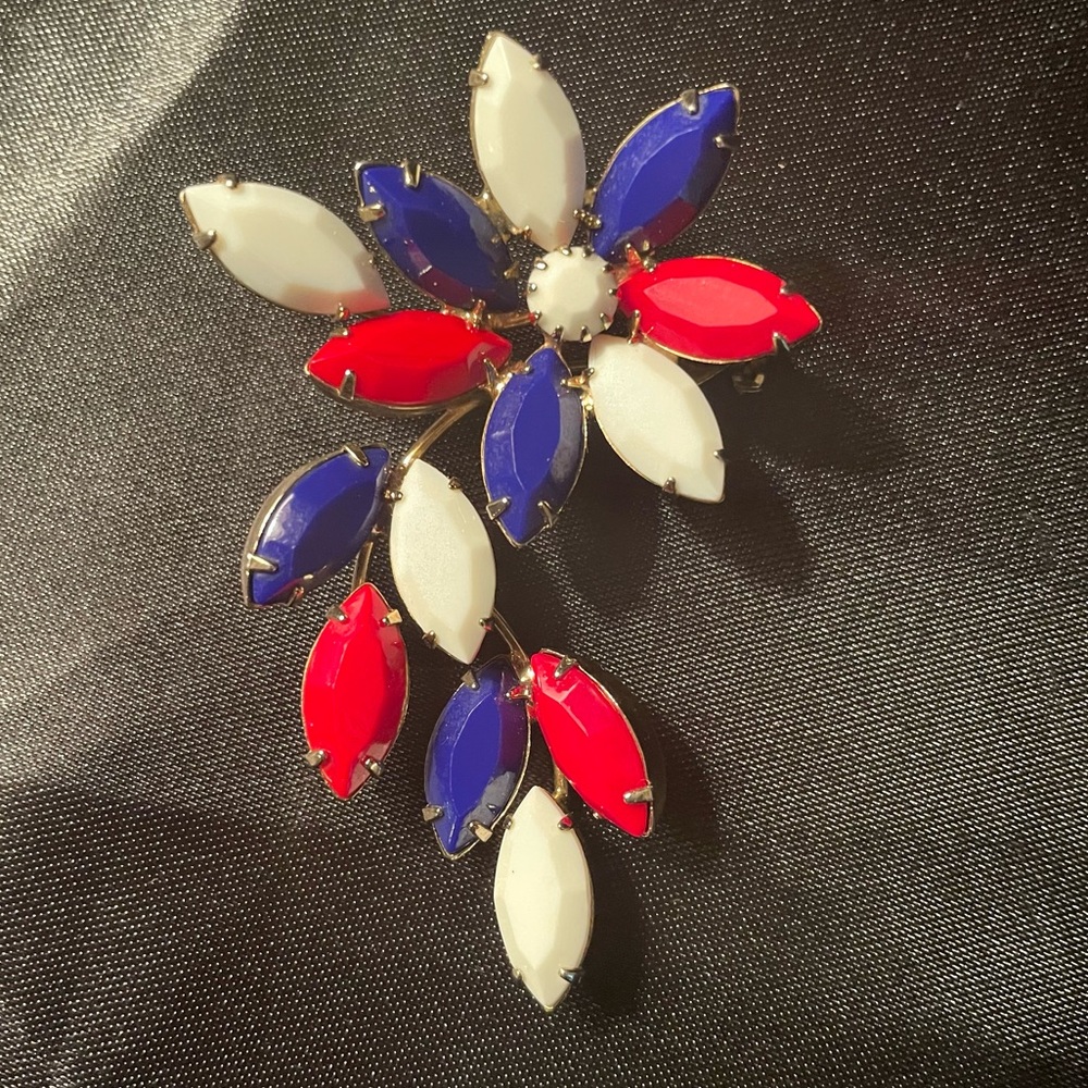 Vintage JULIANA D&E Large Patriotic Red White Blue Flower Leaf Brooch Pin